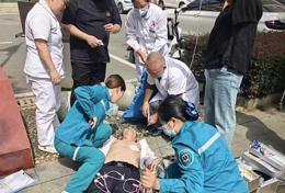 突发！患者倒地昏迷，临澧县红十字医院上演“生死时速”
