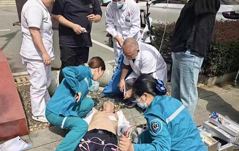 突发！患者倒地昏迷，临澧县红十字医院上演“生死时速”