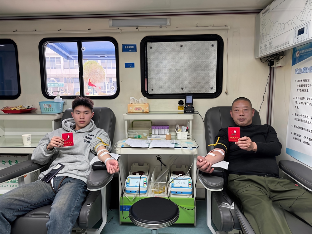 18岁常德青年与“终身荣誉奖”父亲并肩献血