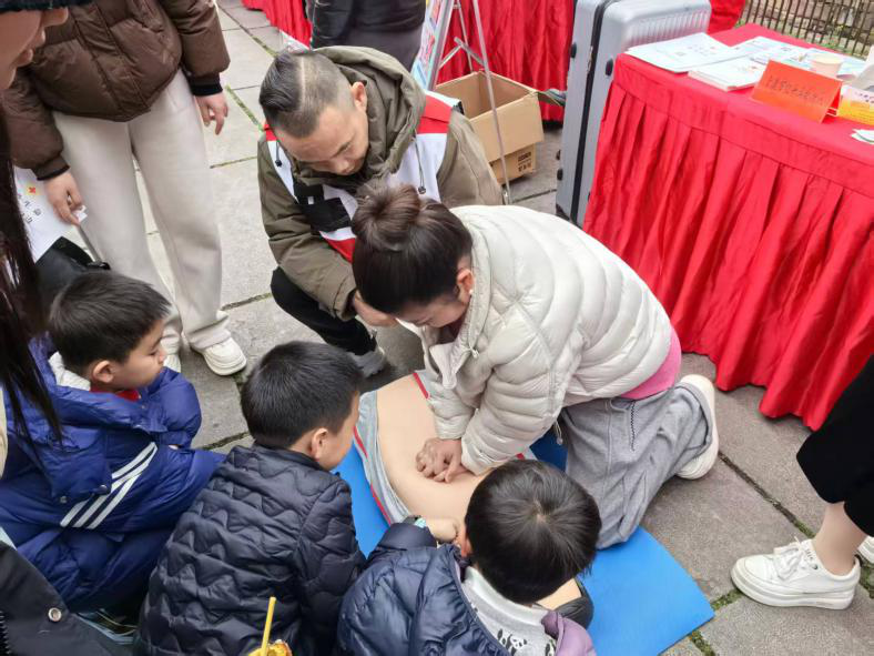 市红十字志愿服务队开展“学雷锋·文明实践我行动”主题活动