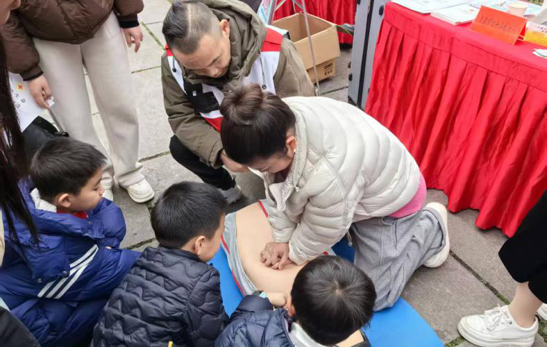 市红十字志愿服务队开展“学雷锋·文明实践我行动”主题活动