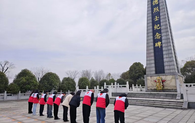 市红十字会开展清明缅怀活动