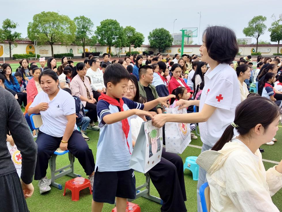 爱润童心 情暖青林 市红十字会开展“六一”爱心助学活动