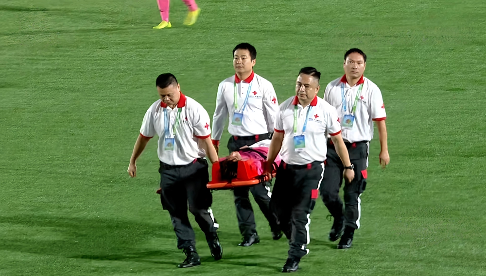 9月26日，常德市红十字救援队为湘超赛事保驾护航2