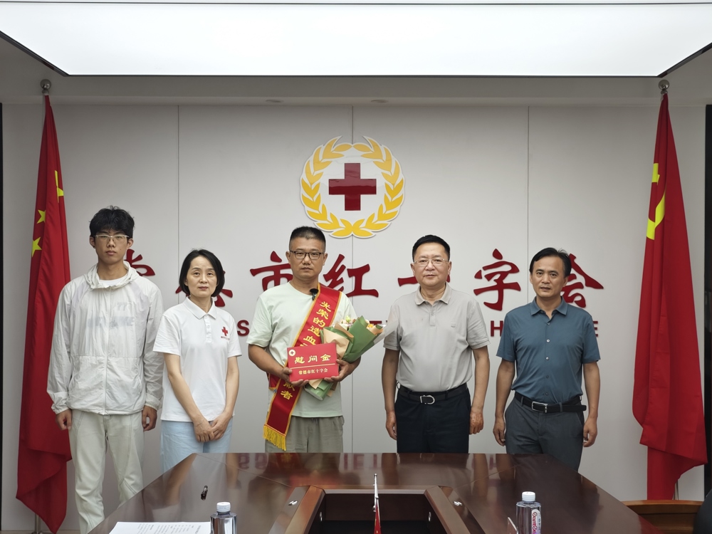  （1）7月21日，桃源大华机械厂工人许黎波启程赴长沙，为配型成功的血液病患者捐献造血干细胞。副市长周代惠参加了欢送活动