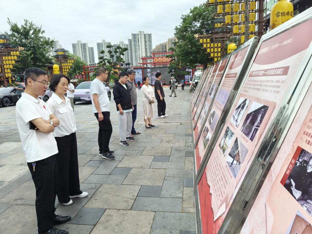 市红十字会组织参观“档案忆征程”图片展