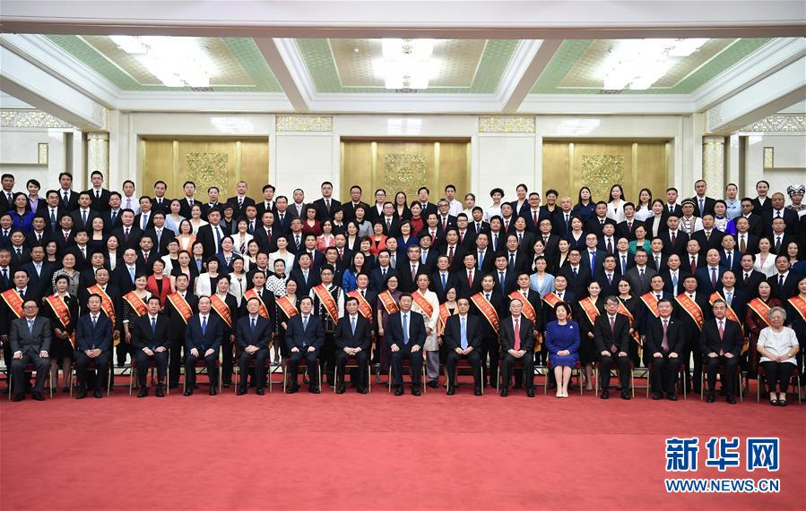 习近平会见中国红十字会第十一次全国会员代表大会代表 李克强王沪宁王岐山参加会见